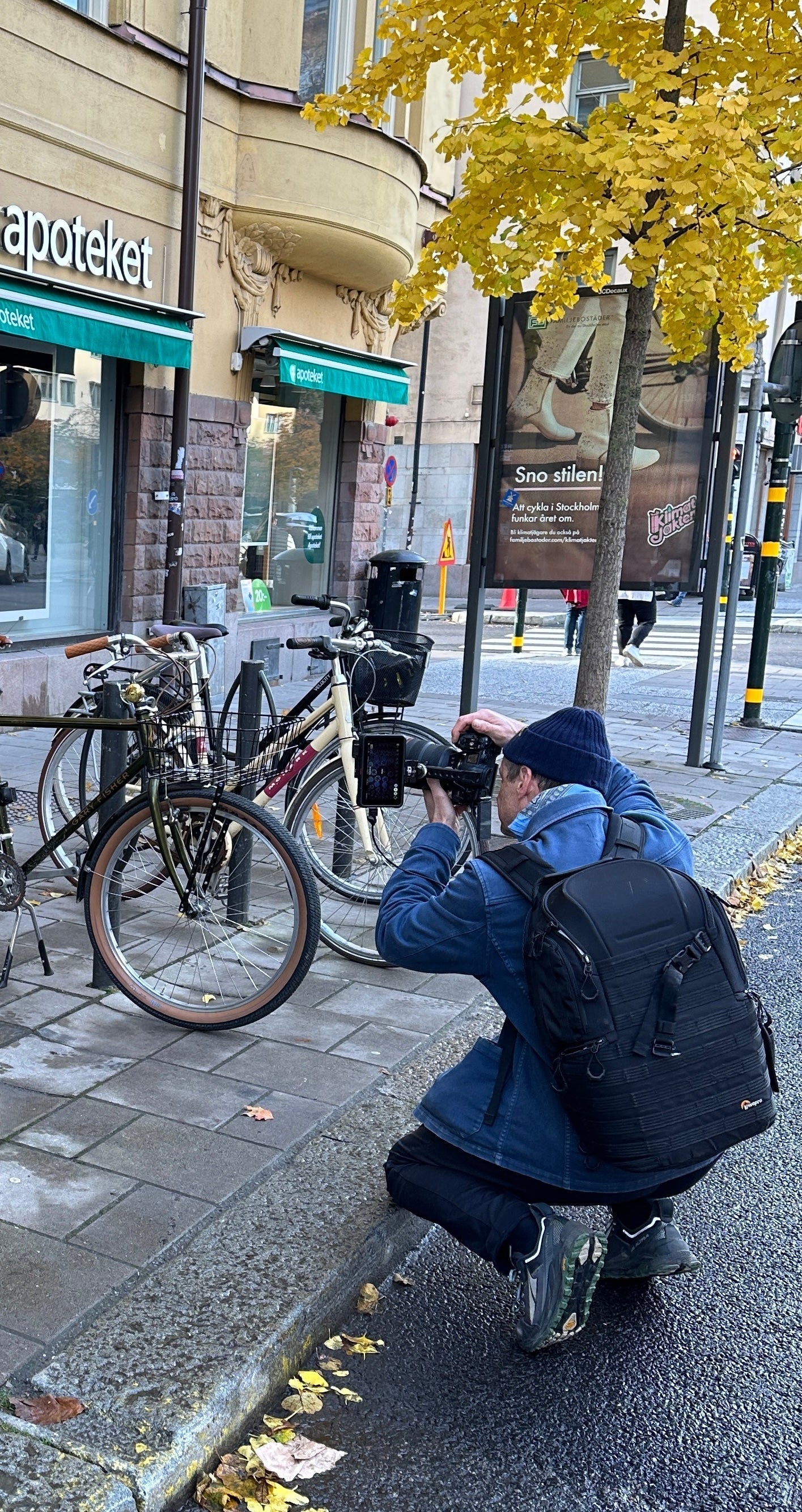 Martin fotograferar på stan. 